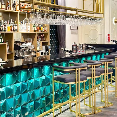 Ramada By Wyndham Istanbul Merter Luaran gambar The bar at the 2019 edition of the World Economic Forum