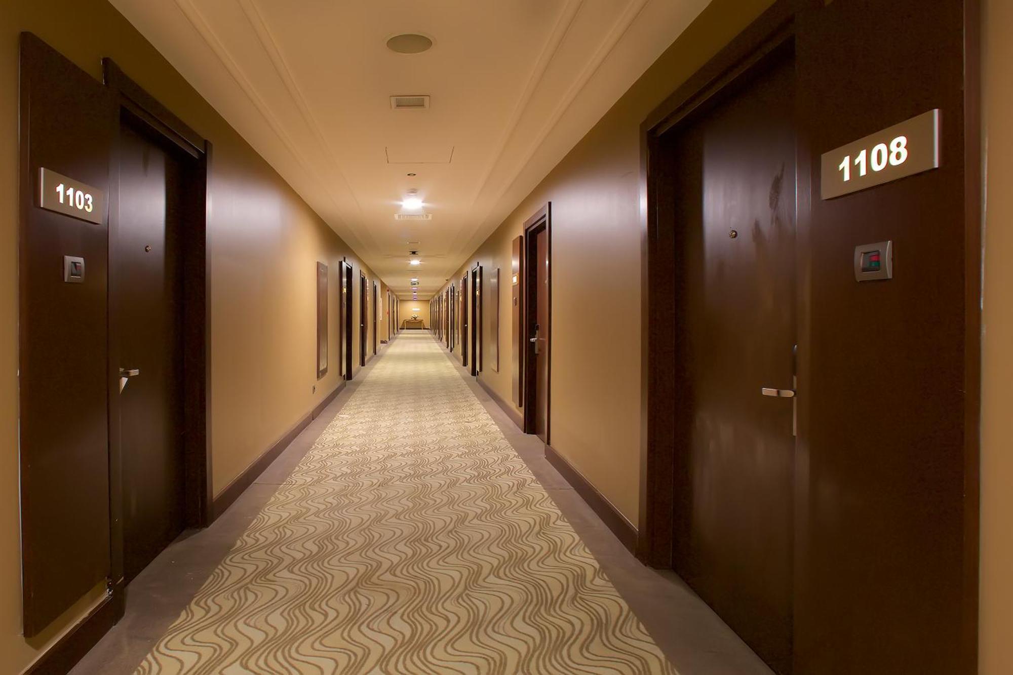 Ramada By Wyndham Istanbul Merter Luaran gambar A typical hotel corridor