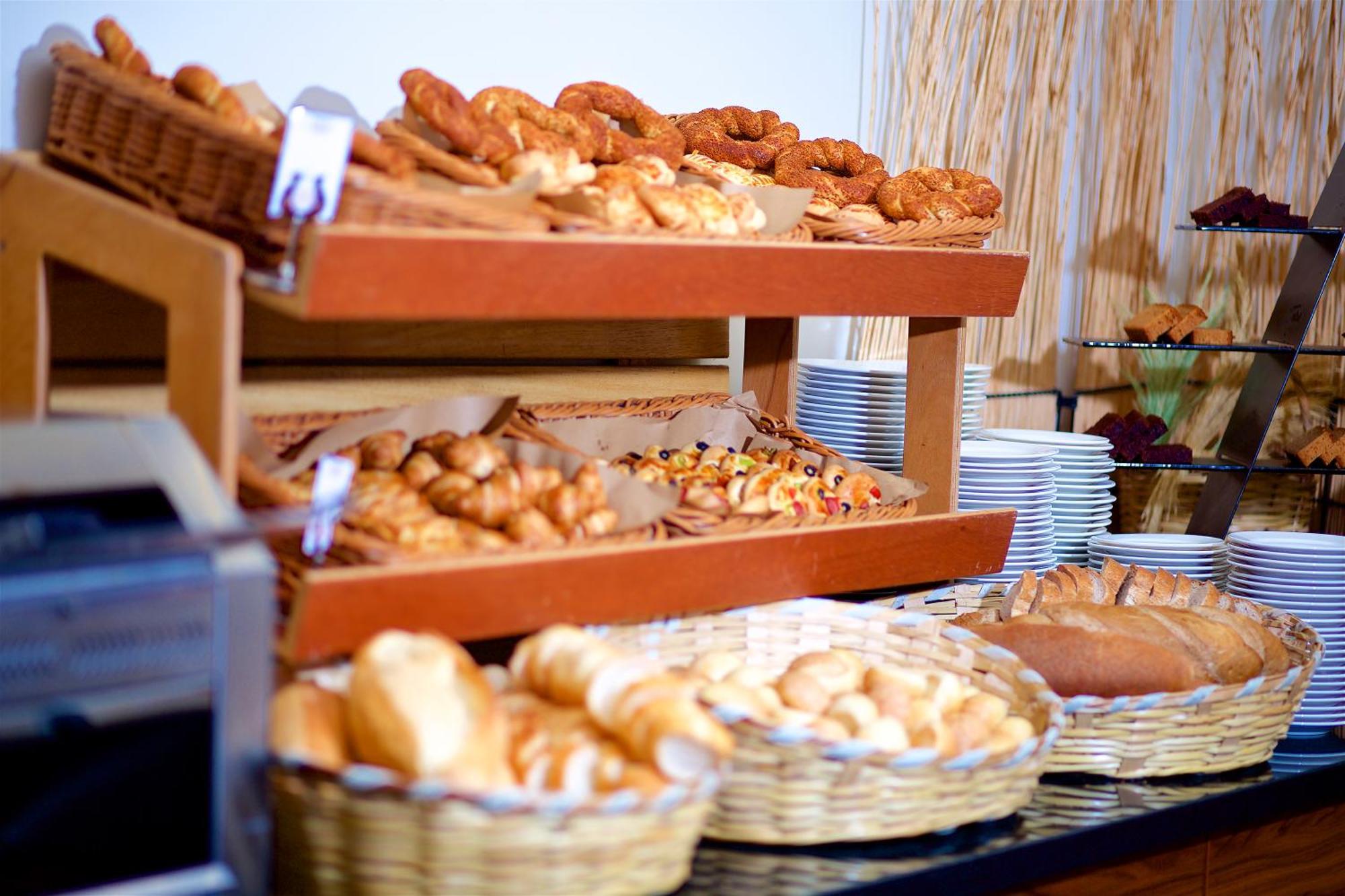 Ramada By Wyndham Istanbul Merter Luaran gambar A bread station