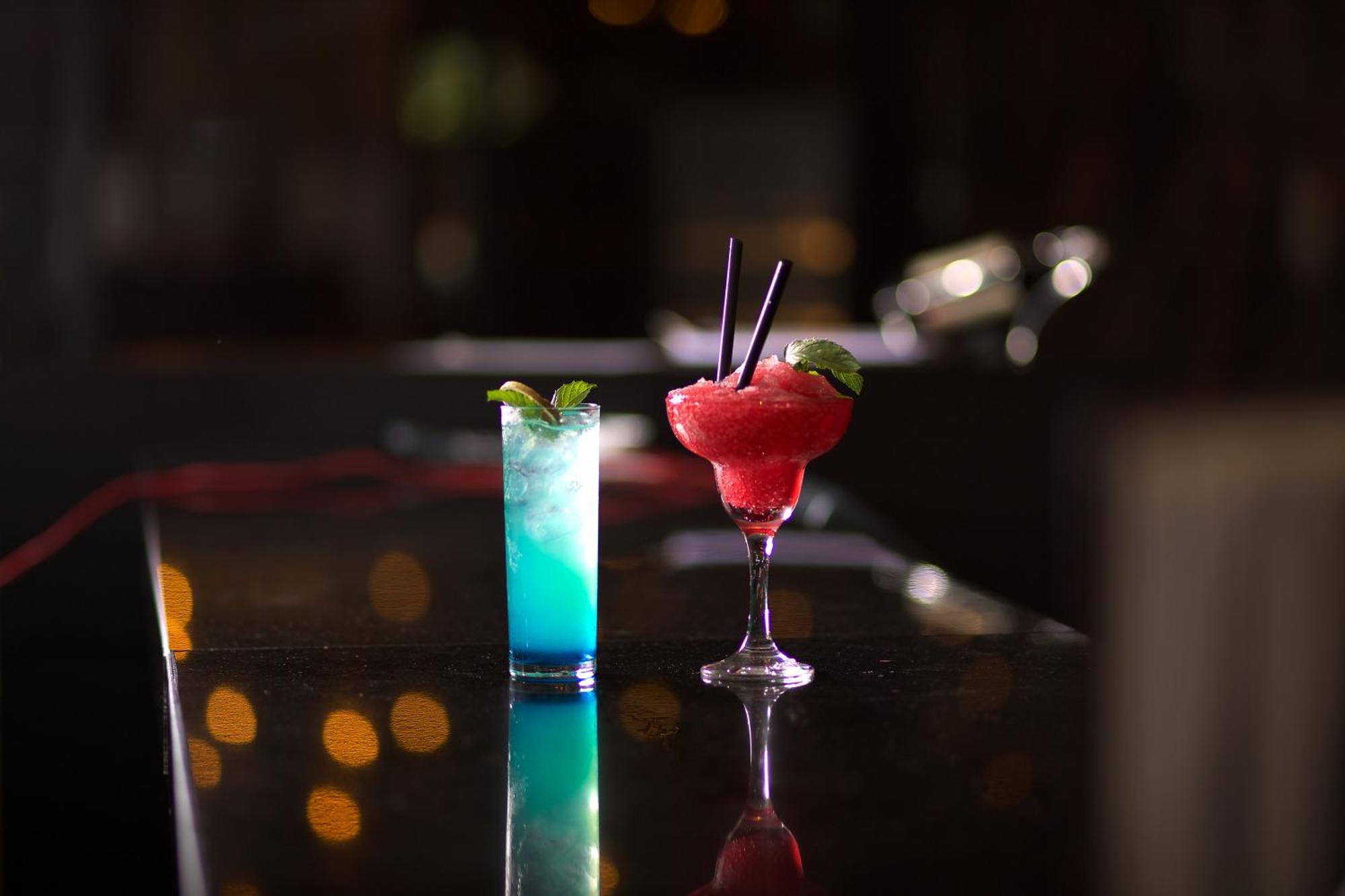 Ramada By Wyndham Istanbul Merter Luaran gambar A Blue Hawaii (left) and a strawberry margarita (right)