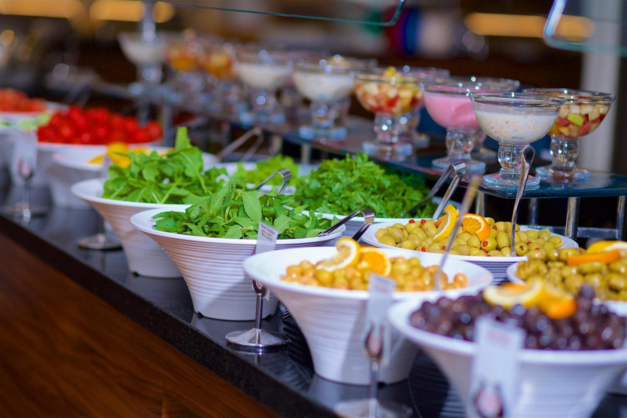 Ramada By Wyndham Istanbul Merter Luaran gambar A salad bar