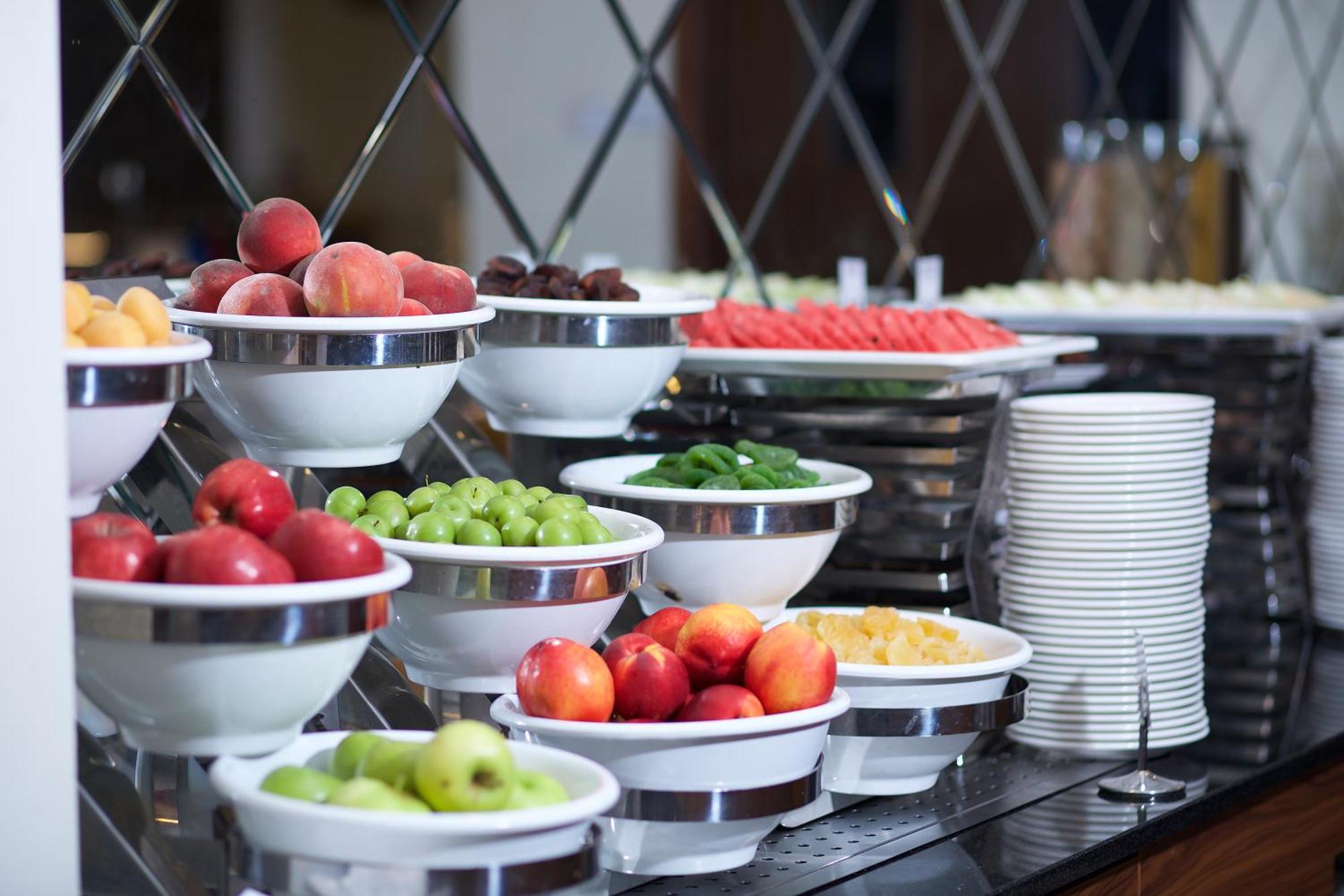 Ramada By Wyndham Istanbul Merter Luaran gambar Fruit at a buffet