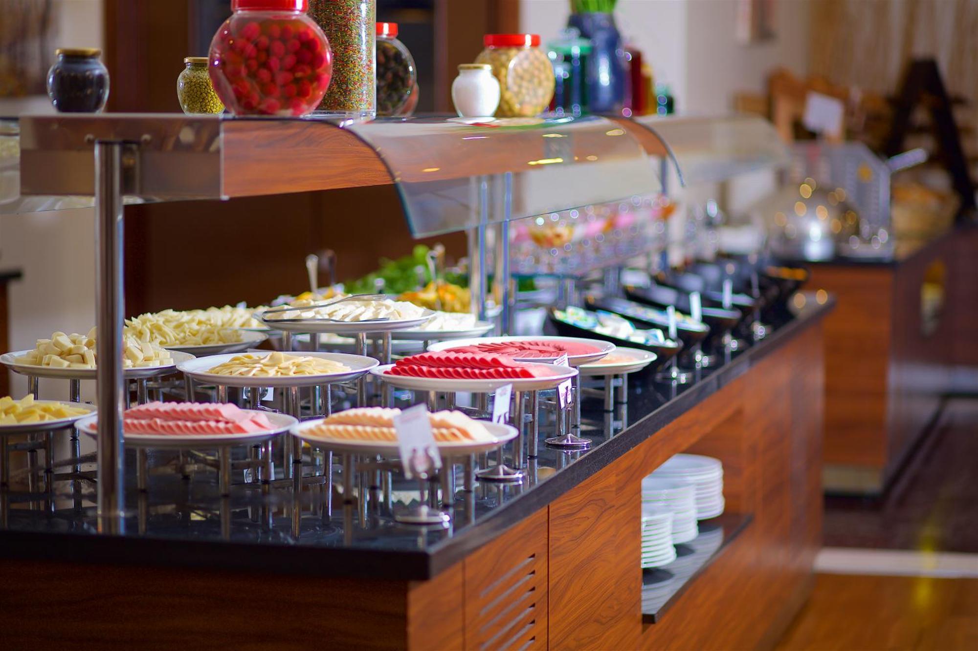 Ramada By Wyndham Istanbul Merter Luaran gambar A salad bar