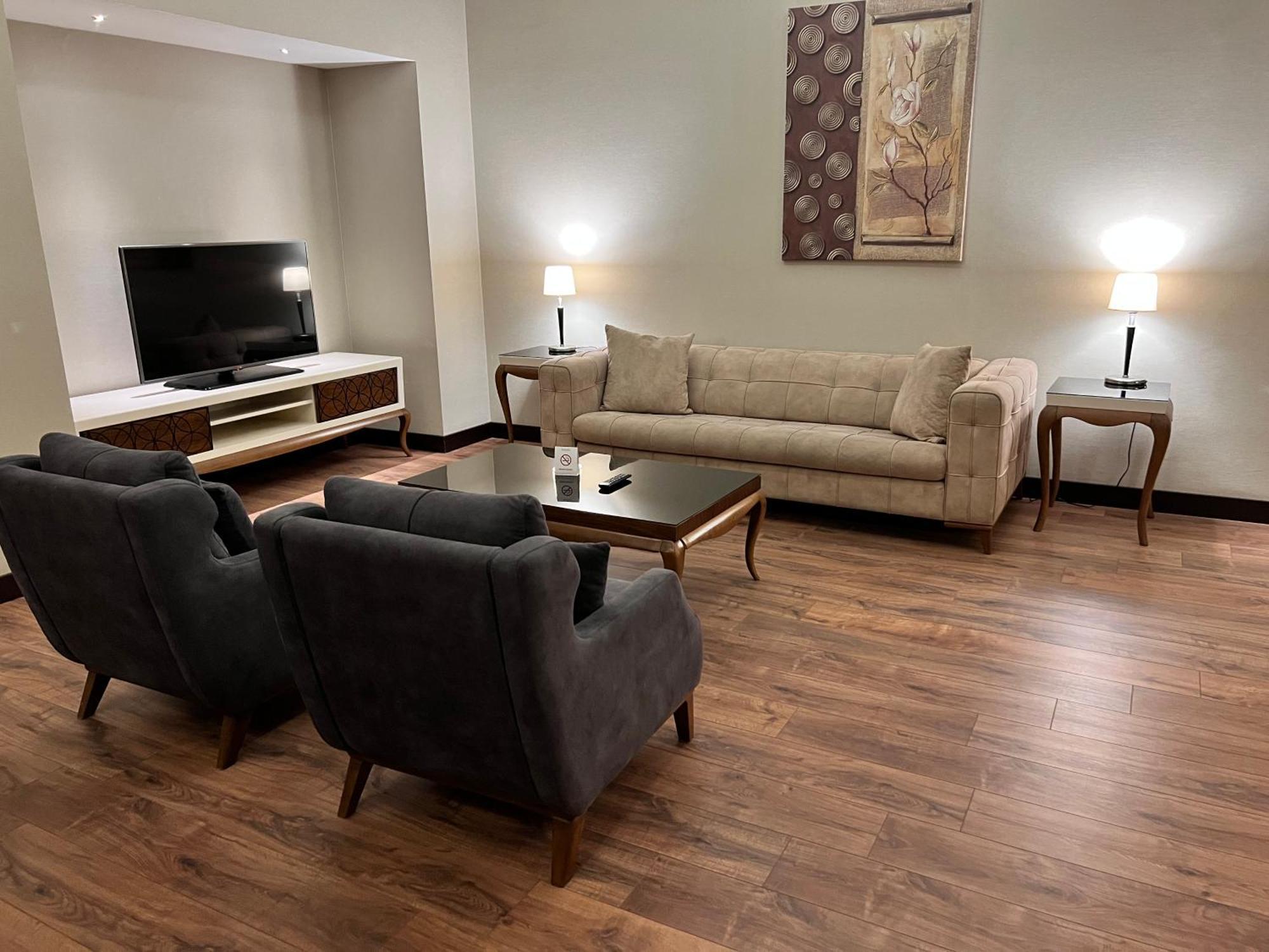 Ramada By Wyndham Istanbul Merter Luaran gambar The lounge at the airport