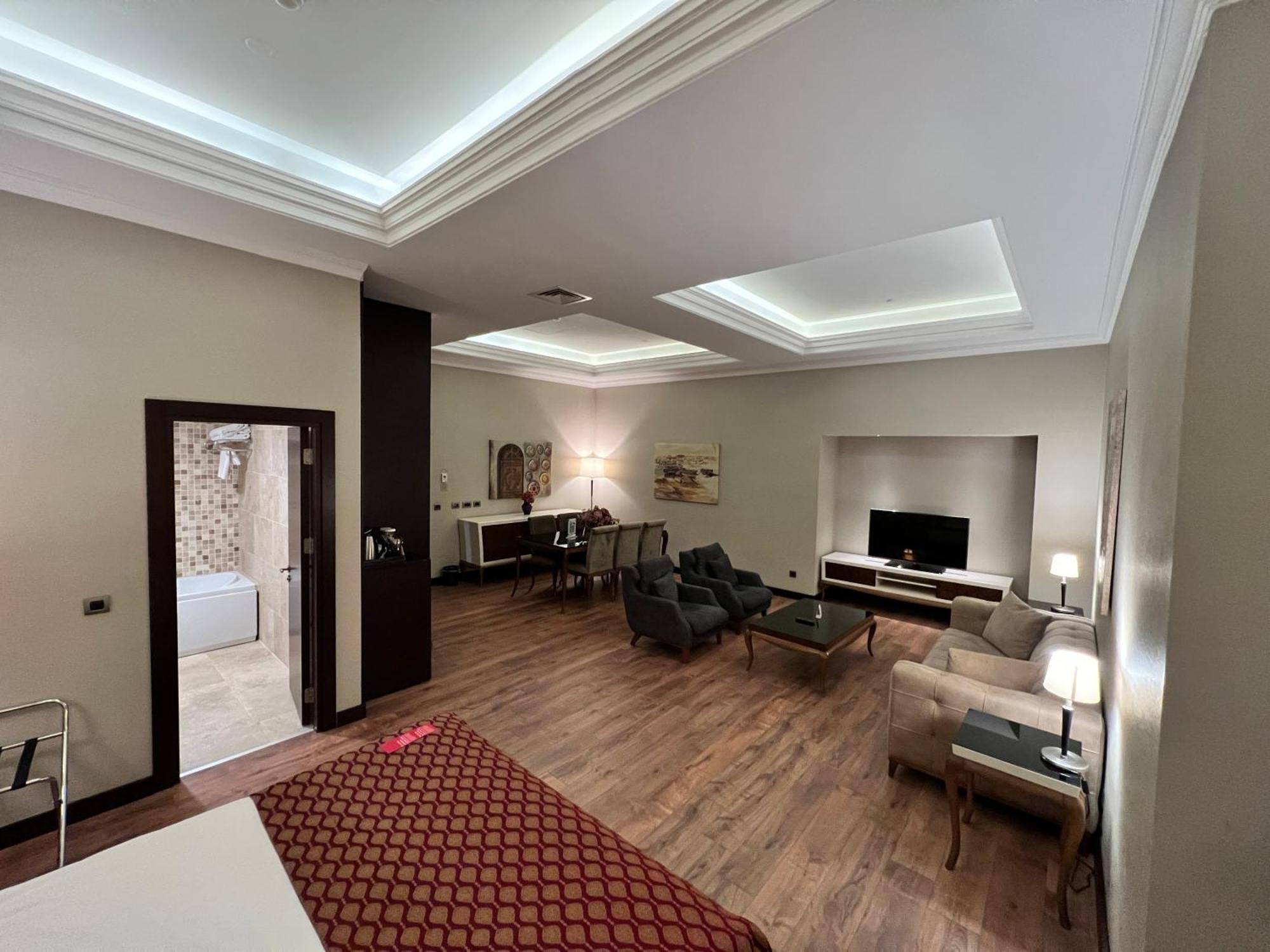Ramada By Wyndham Istanbul Merter Luaran gambar Suite at the hotel