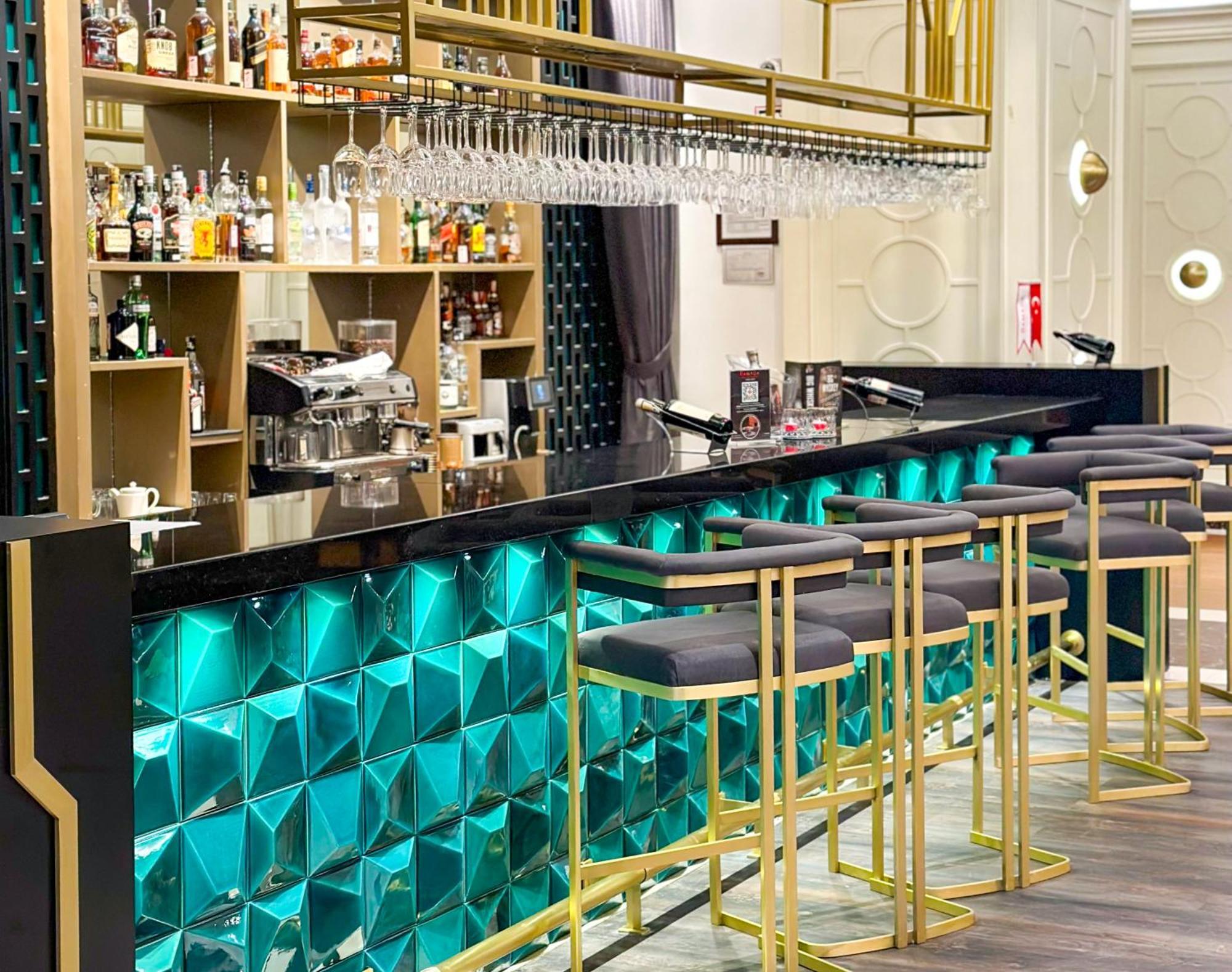 Ramada By Wyndham Istanbul Merter Luaran gambar The bar at the 2019 edition of the World Economic Forum